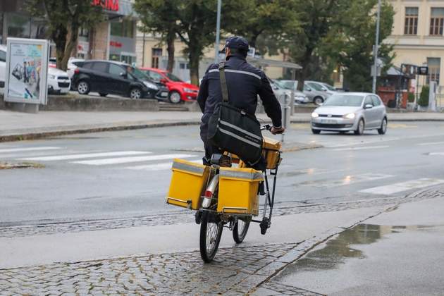 Gorenjski glas | Koliko pokojnin še vedno dostavijo poštarji