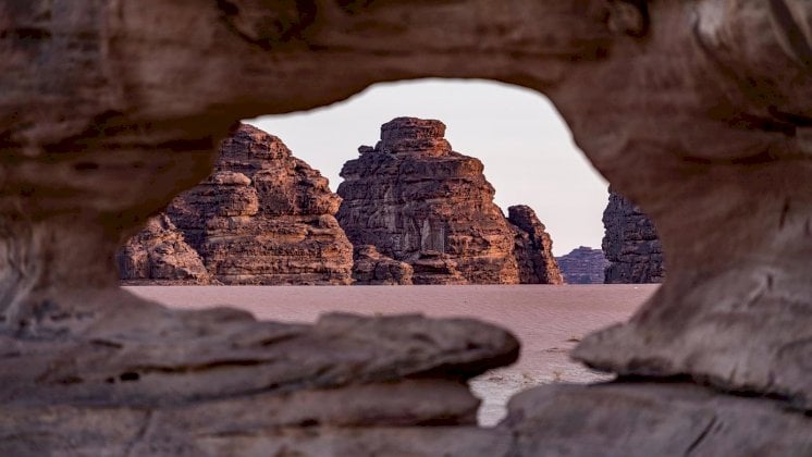 بالصور: بادية تبوك.. "المذاري" غطاؤهم وتساقط الثلوج بشرى لهم