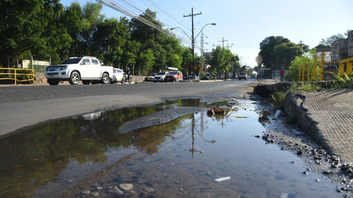 Persisten reclamos por caños rotos en medio de campaña