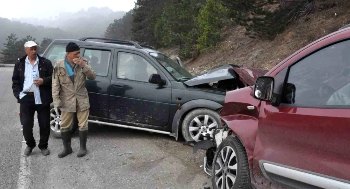 Bolu-Mudurnu yolunda kafa kafaya çarpışma: 4 yaralı