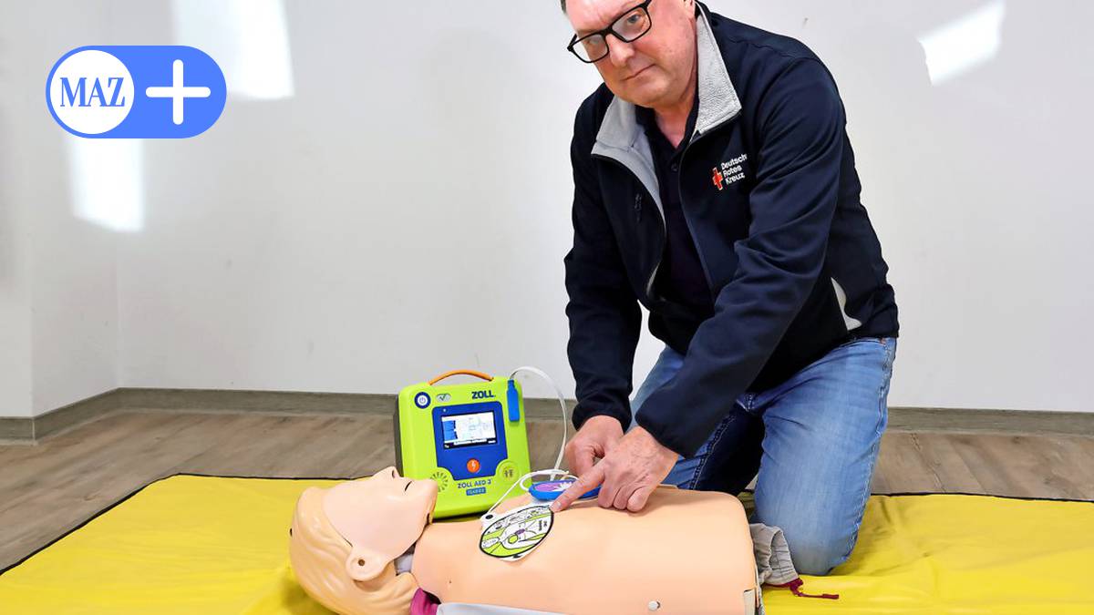 Wie im echten Notfall: Defibrillator-Training mit kleinen Lebensrettern