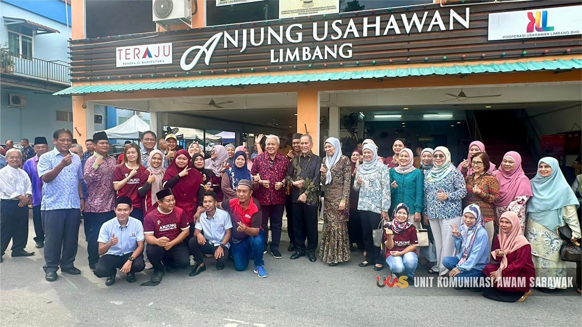 TYT Wan Junaidi, wife tour Anjung Usahawan Limbang after breakfast