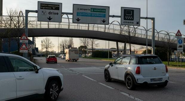 Sassi dal ponte del Valecenter, solo tre dei nove ragazzini si sono costituiti