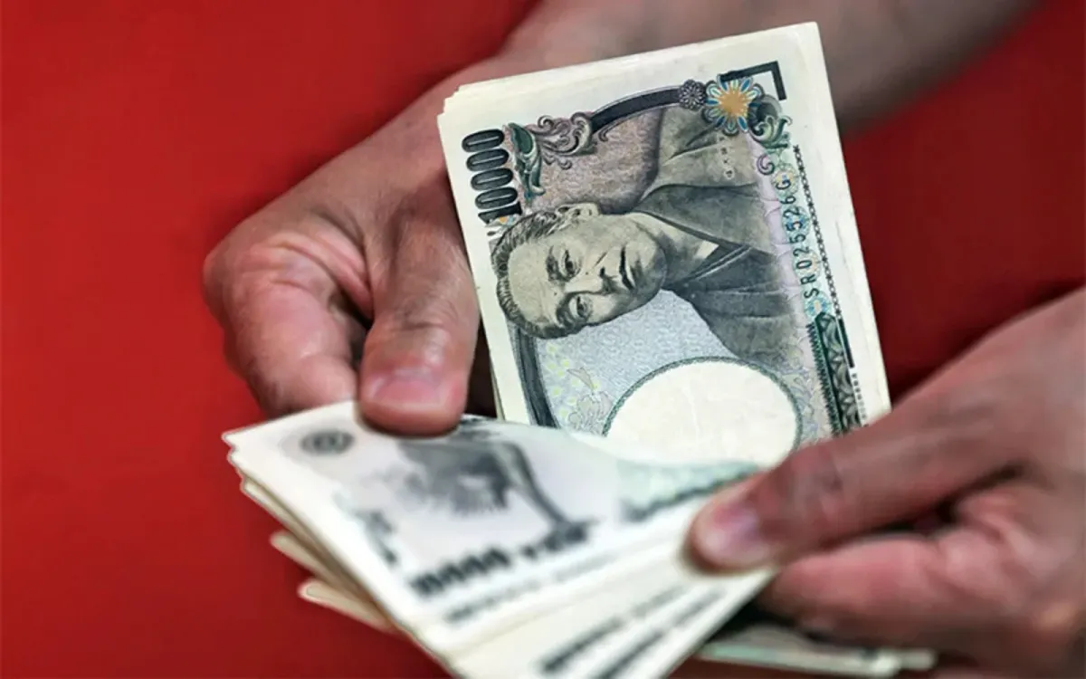 Japanese yen hits 16-year low against euro