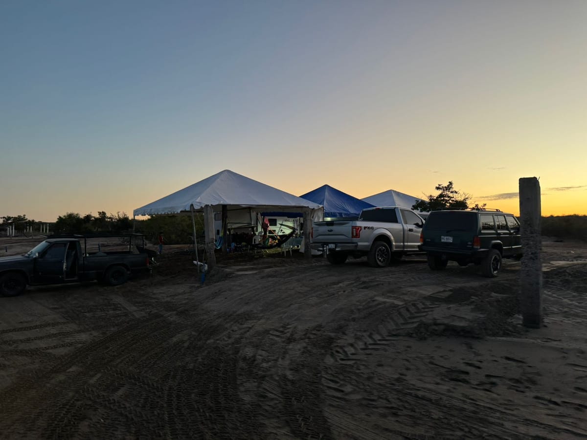 ¡Prefieren la tranquilidad! Familias madrugan a acampar al Médano Blanco, Angostura | Noticiero Altavoz