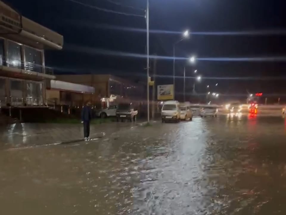 В Сурхандарьинской области паводки размыли дороги и смыли автомобили. Видео