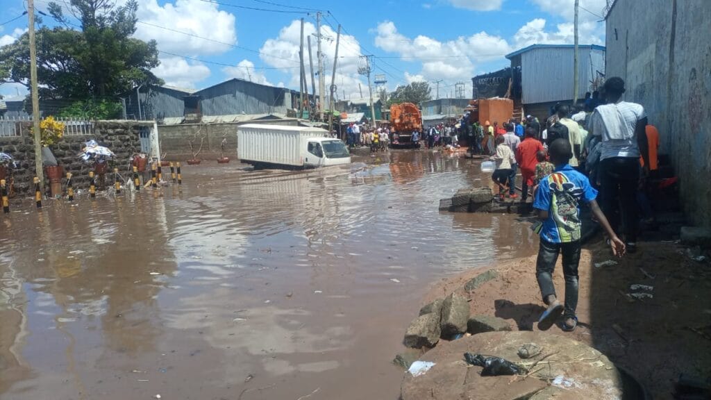 City Hall unclogging blocked drainages following heavy rains