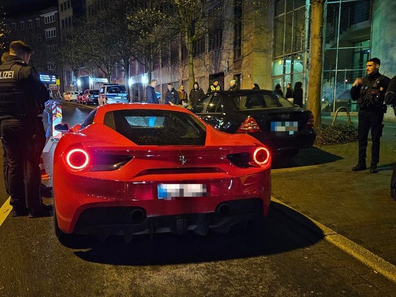 Carfreitag in Dortmund: Pfeife im Auspuff, Lachgas im Auto