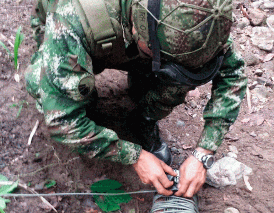 Ejército colombiano desactiva explosivo para atentar contra infraestructura