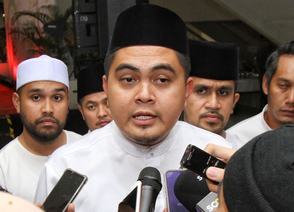 Say what you want, I'll continue giving 'duit raya', says Umno Youth Chief