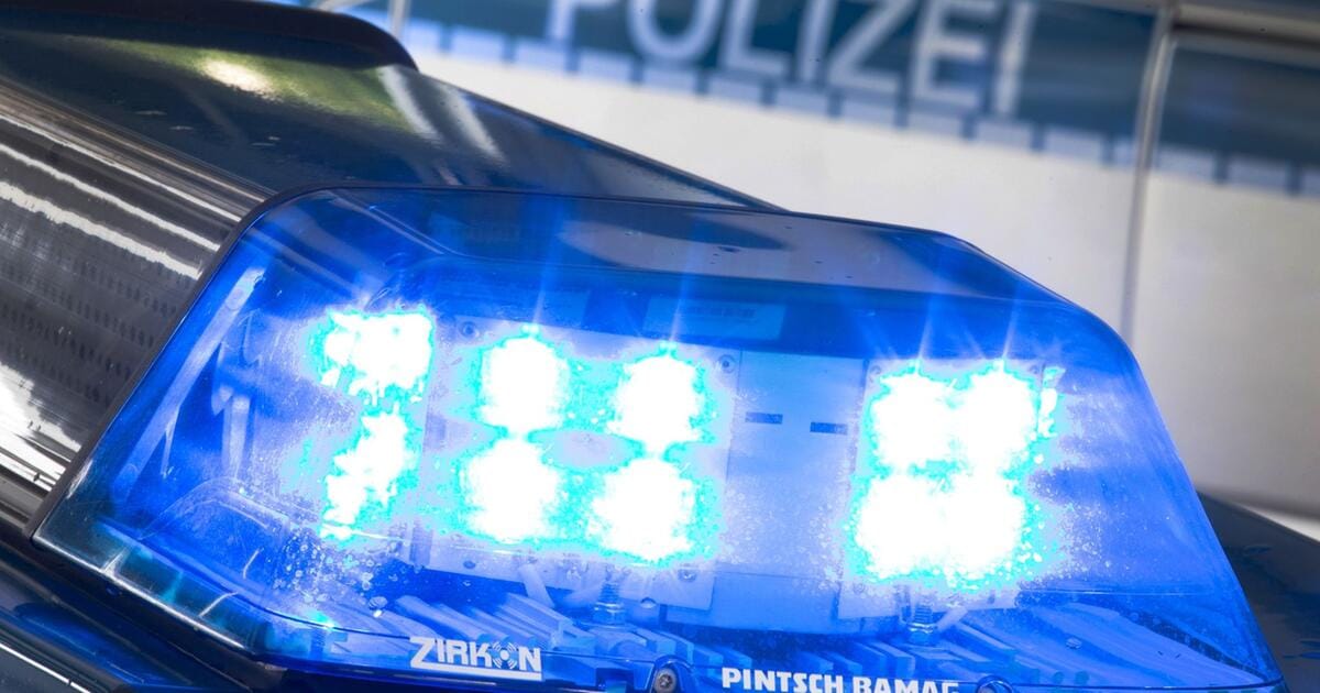 Zwei Menschen bei Motorradunfall auf Bundesstraße verletzt