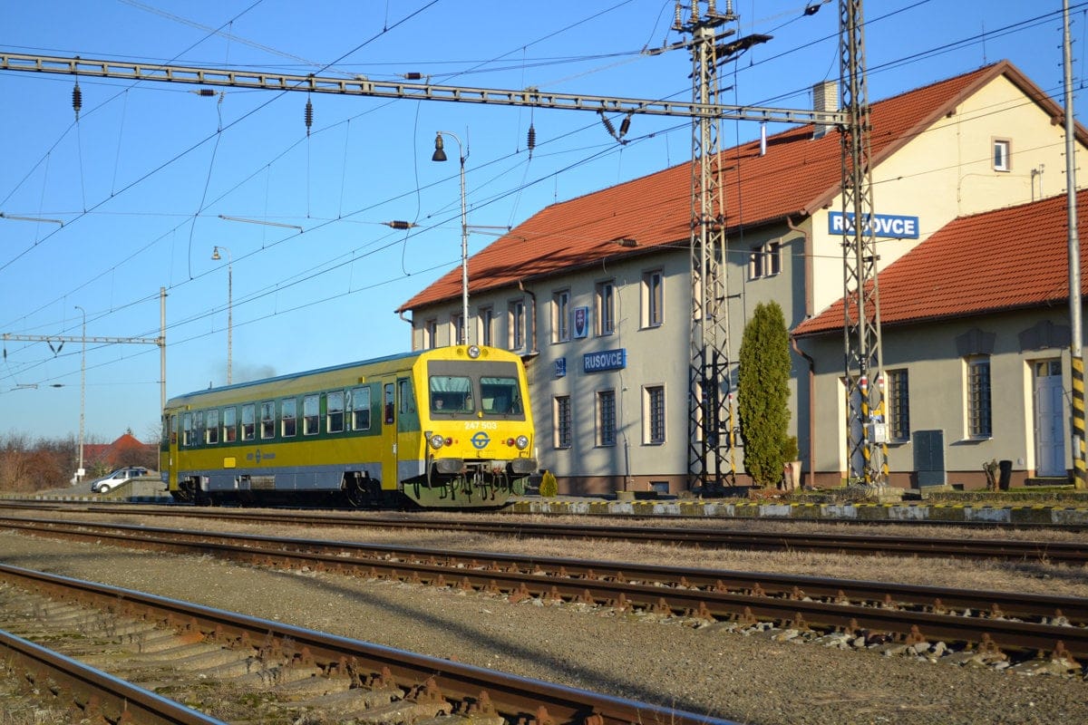 Za niektoré vlaky v okolí Myjavy aj medzi Bratislavou a Rajkou jazdia autobusy