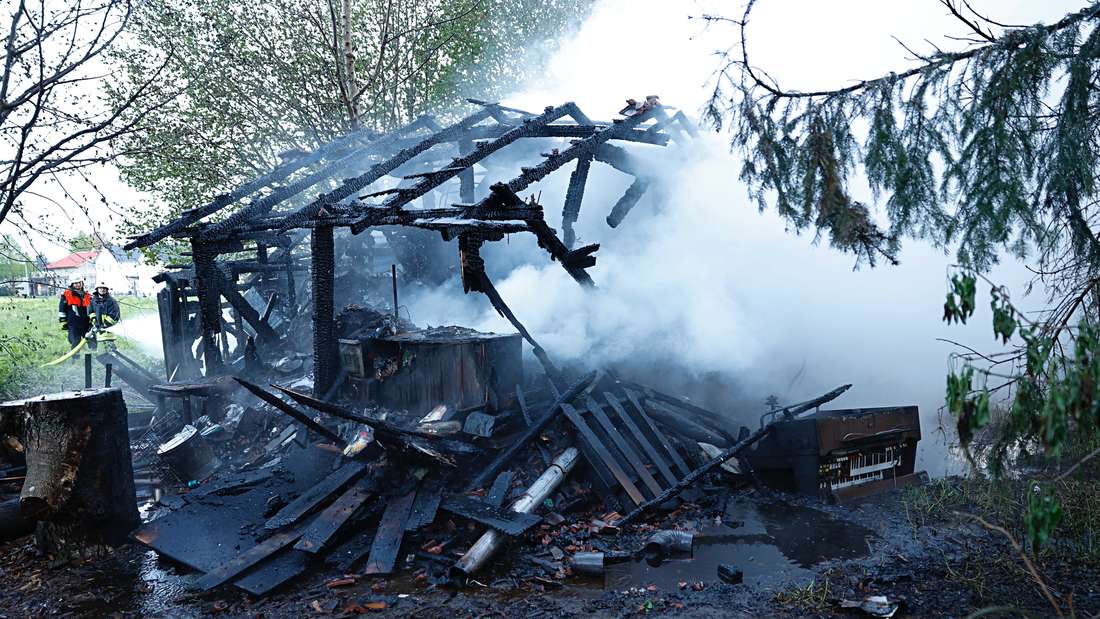 Laubenbrand in Fellheim: Hütte komplett zerstört - Eine Person verletzt