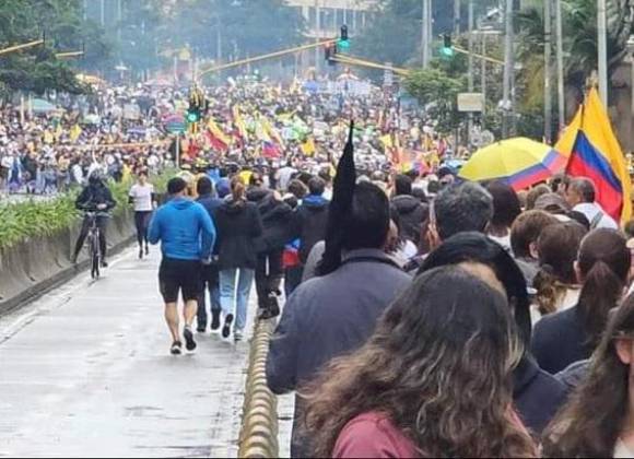 Miles de colombianos marcharon en la mayor manifestación contra Petro