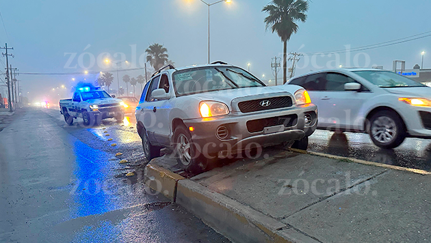 Se le va camioneta en el Nazario Ortíz y termina sobre camellón | Periódico Zócalo | Noticias de Saltillo, Torreón,  Piedras Negras, Monclova, Acuña