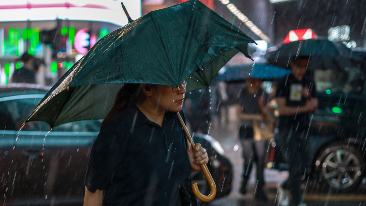 Rain batters HK as HKO issues amber rainstorm warning