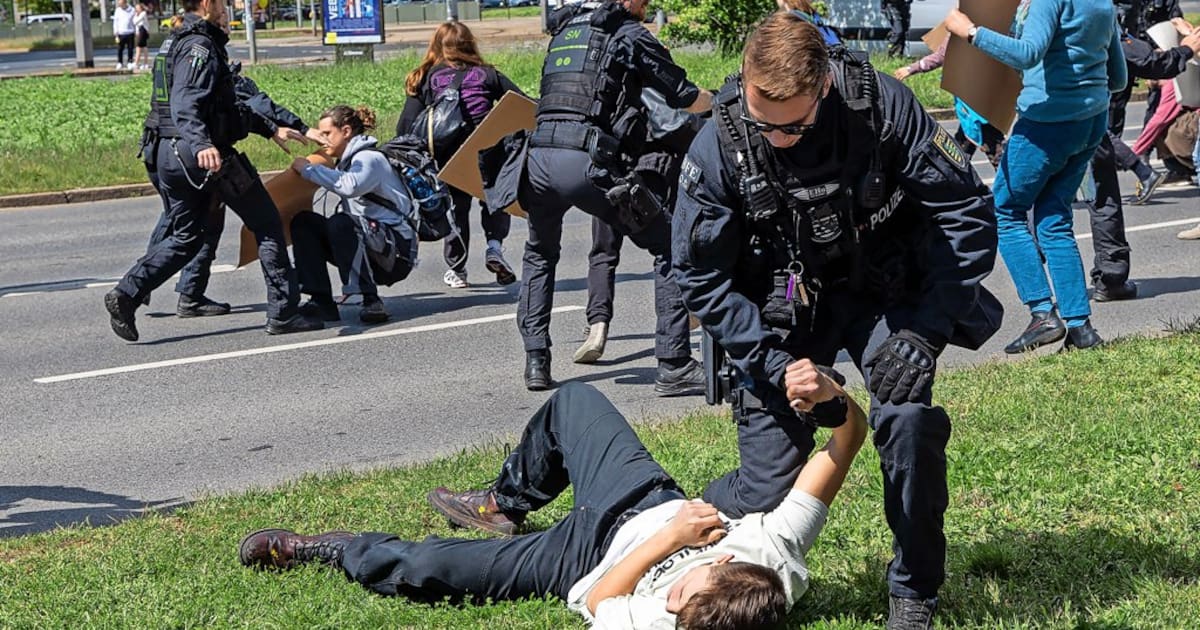 Polizei trägt und zieht Letzte Generation-Aktivisten von der Carolabrücke