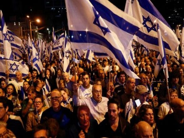 World News | Thousands Rally in Tel Aviv Against Netanyahu Government, in Support of Hostage Deal | LatestLY