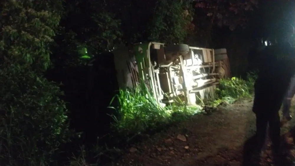 27 heridos tras volcamiento de un bus de servicios especiales en Ibagué