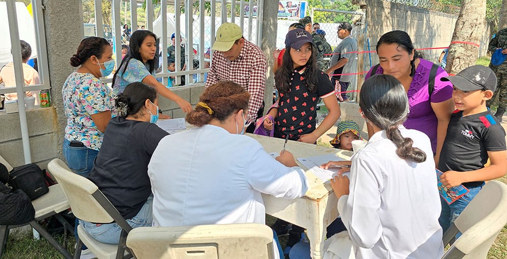 Batallón de Ingenieros realiza brigada médica en Los Chagüites - Diario La Tribuna