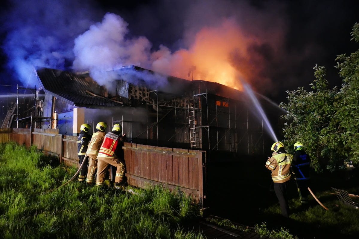 Feuerschein weit zu sehen: Historisches Wohnhaus brennt komplett ab!