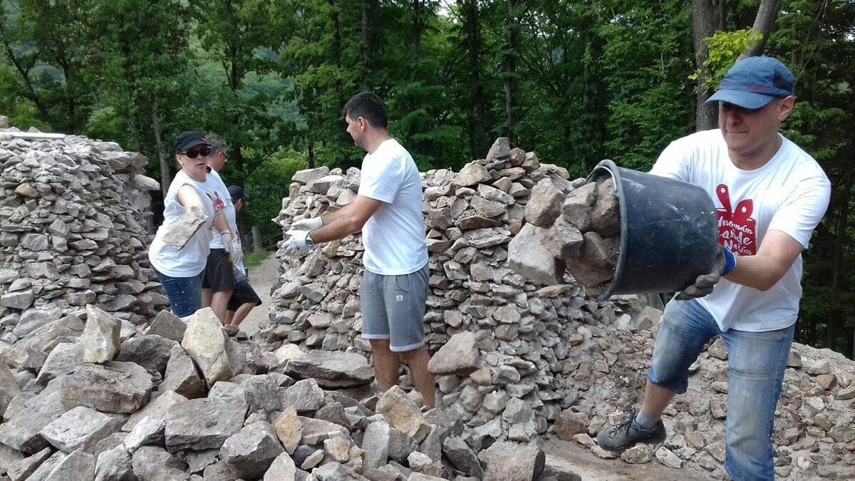 Naše zrúcaniny drvila príroda, zvrátili to dobrovoľníci. A štát si na to pohodlne zvykol