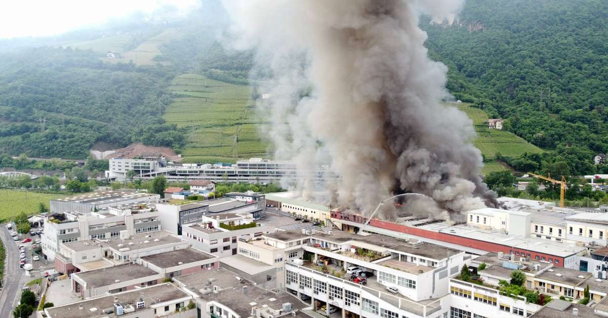 In fiamme la sede dell'Alpitronic: paura ai Piani di Bolzano