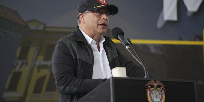 Presidente de Colombia acusa al líder del Senado de frenar reforma de pensiones