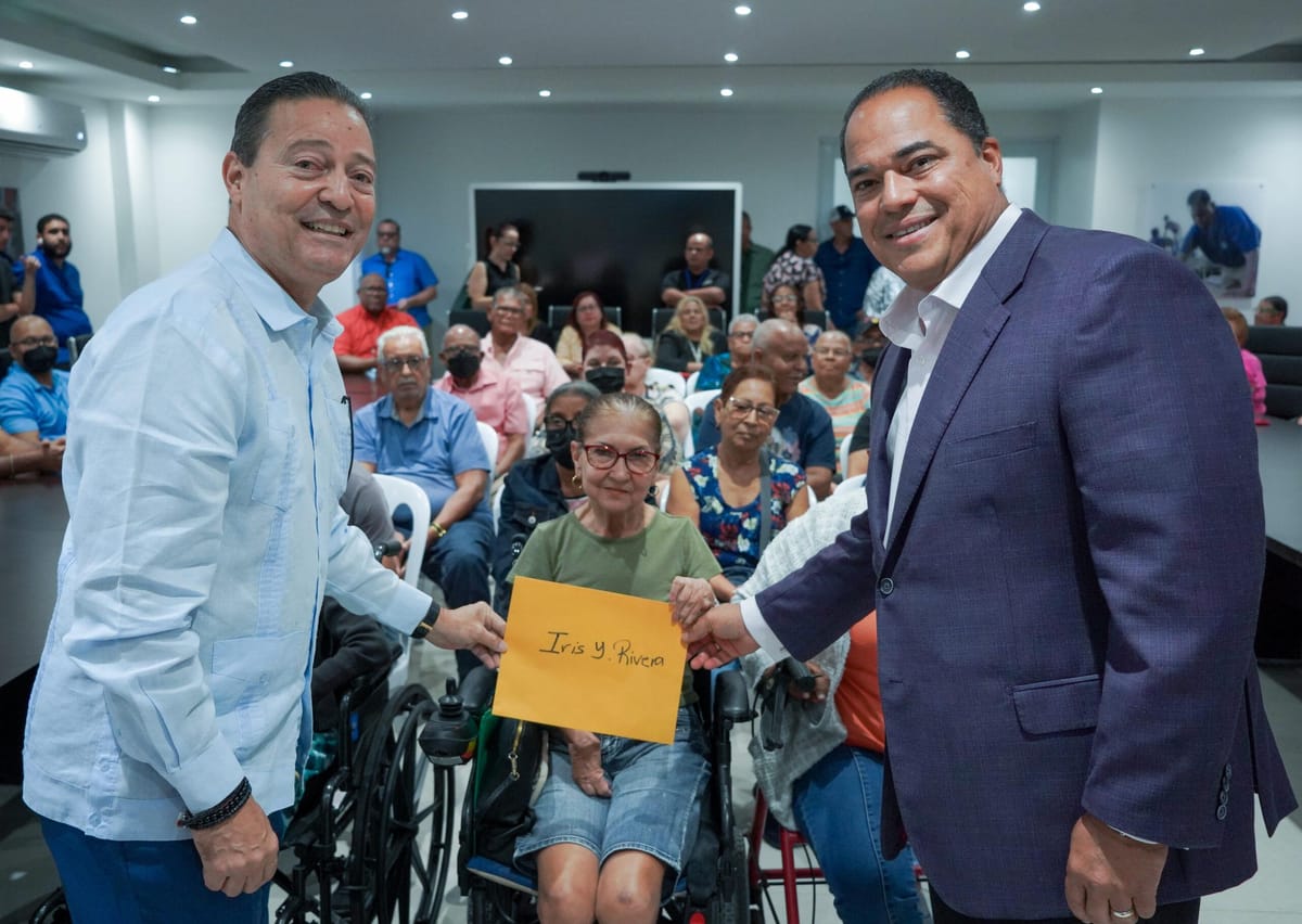 Municipio de Cataño distribuye baterías con placas solares para adultos mayores y personas con necesidades especiales - El Expresso