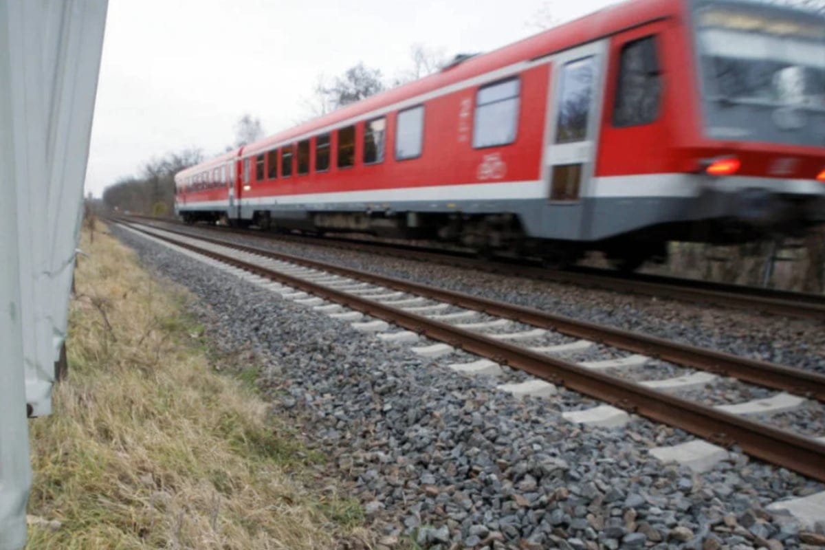 Zug erfasst Motorrad: Biker rettet sich mit Sprung, Lokführer und Fahrgast verletzt