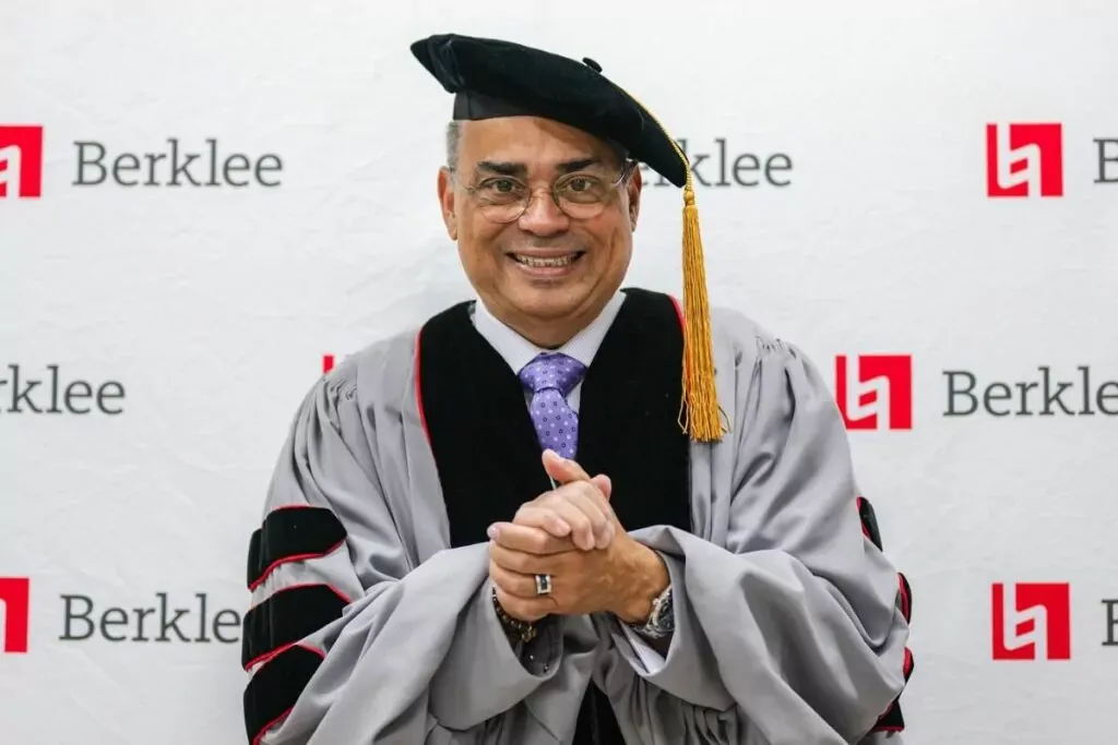 Salsero Gilberto Santa Rosa es investido doctor honoris causa de Berklee College - 7dias.com.do