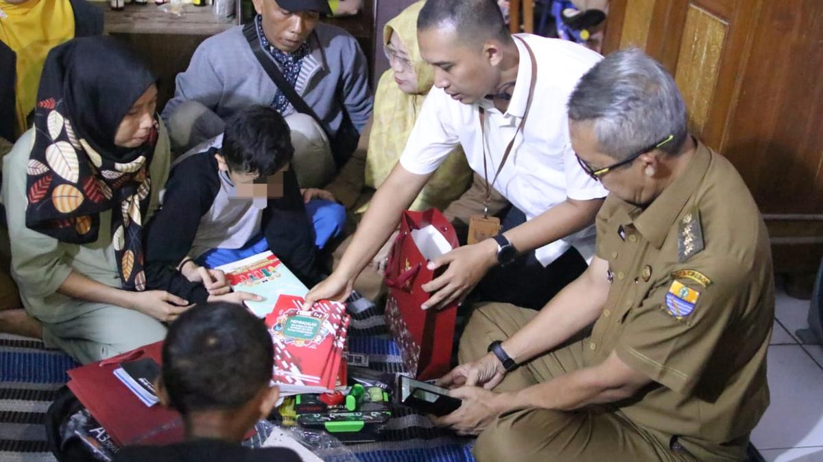 Diduga Depresi karena Handphone Dijual Orangtua, Bocah di Cirebon Disambangi Stafsus Kepresidenan