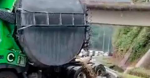 Tanker carrying used cooking oil crashes, thousands of litres spilt along KL-Karak highway