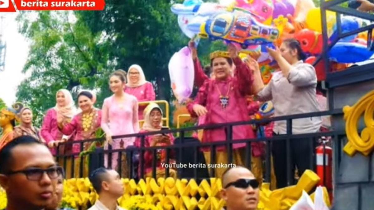 Gaya Selvi Ananda Dampingi Iriana Jokowi Naik Kendaraan Pawai, Anggun dengan Kebaya Pink dan Kain Jarik