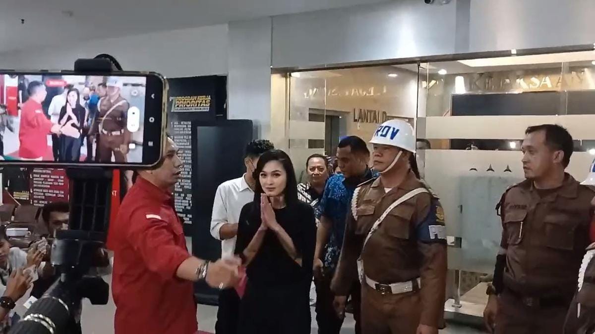 Sandra Dewi Berbaju Hitam Diperiksa Kejagung 11 Jam, Masuk Lewat Pintu Belakang