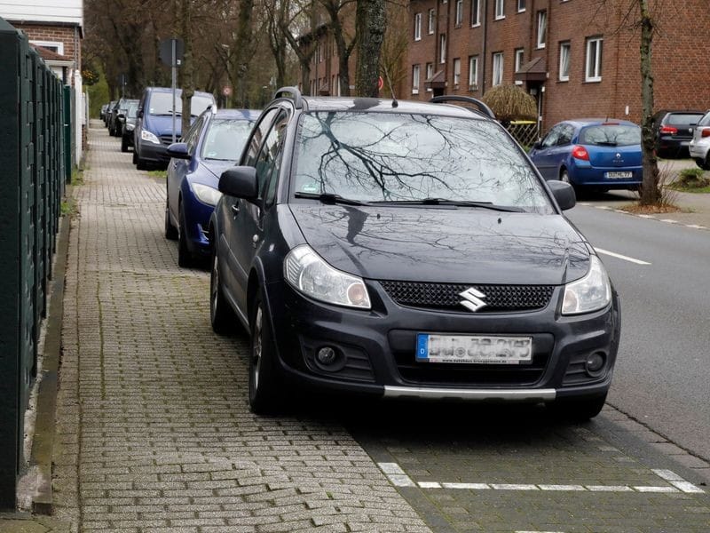 Gehwege durch Autos blockiert: So reagieren die Kontrolleure