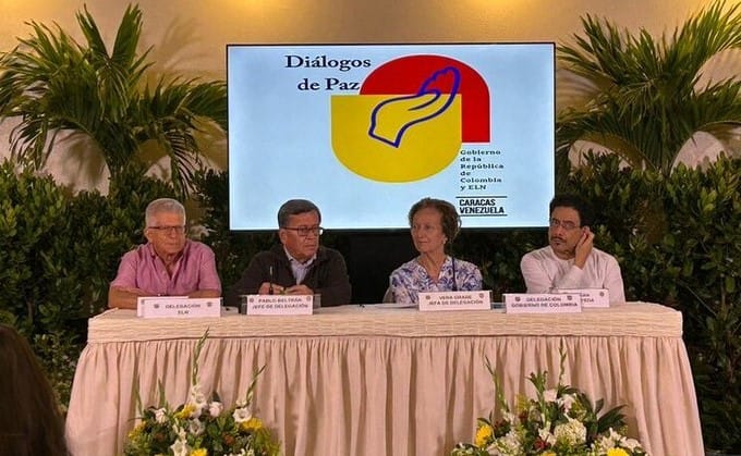 Gobierno colombiano y ELN se comprometen a "no levantarse de la mesa de diálogos"