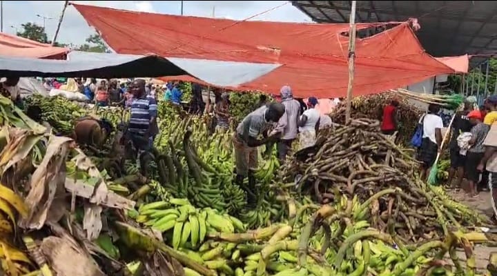 Vendedores de plátano protestan por prohibición en el mercado de Dajabón