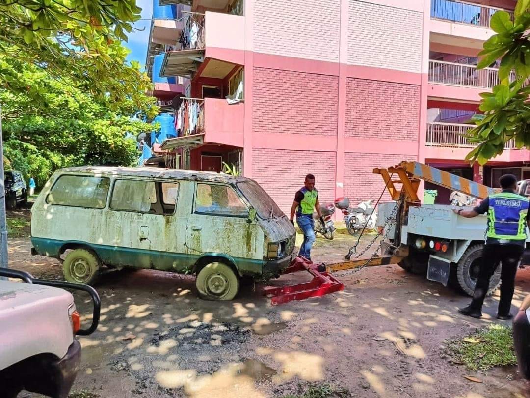 DBKK starts towing away abandoned vehicles