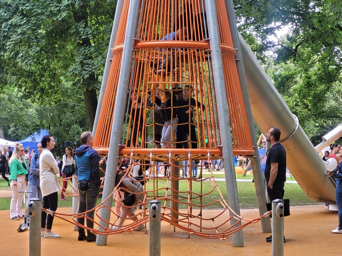 Oficiálne otvorili nitriansky park. Materiál na chodníkoch bude vyzrievať