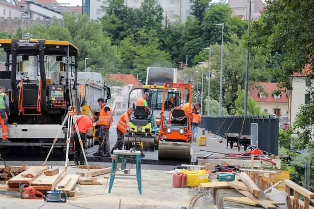 Gorenjski glas | Za zamudo pri mostu zdaj kriv dež