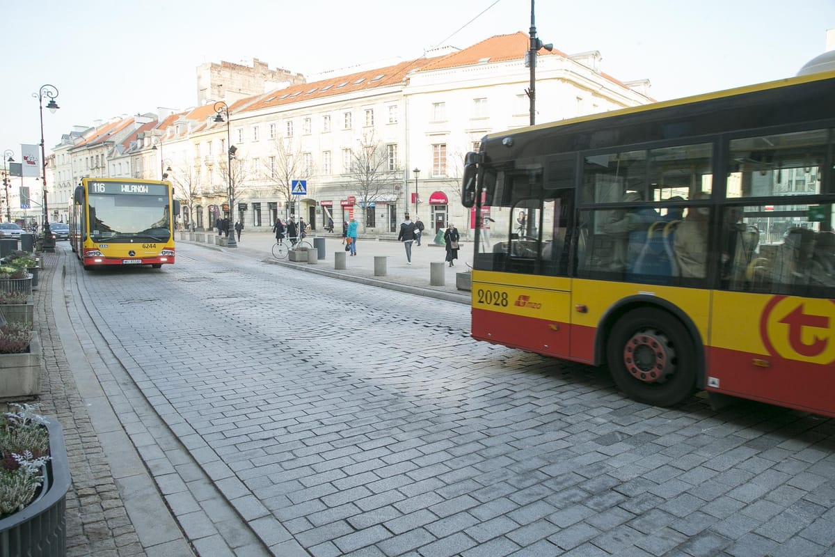 Pielęgniarki przejdą ulicami Warszawy. Szykuj się na utrudnienia! Zmiana tras autobusów i objazdy