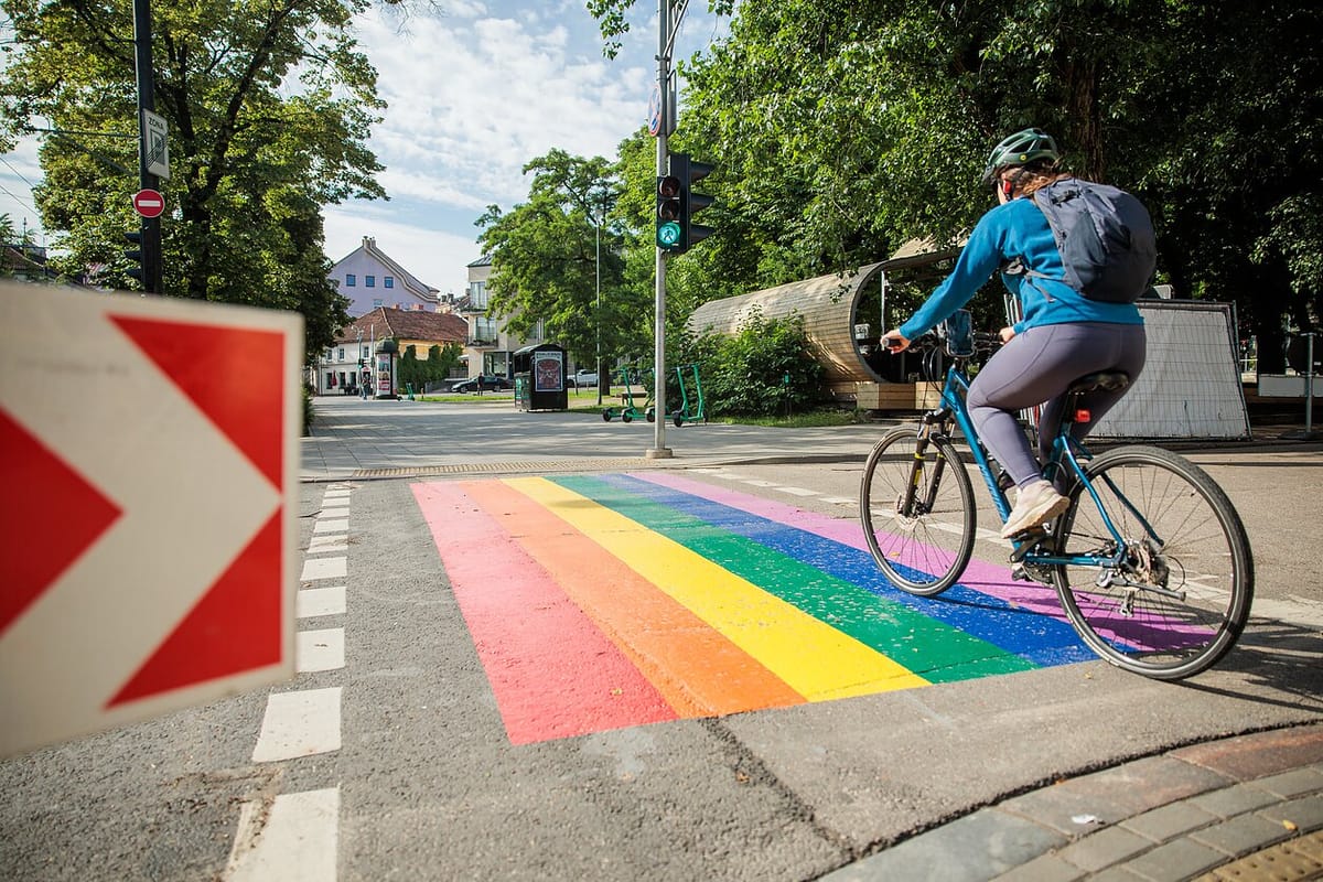 Perėja Vilniuje vėl sušvito vaivorykštės spalvomis: neapykantos kalbai mieste nėra vietos