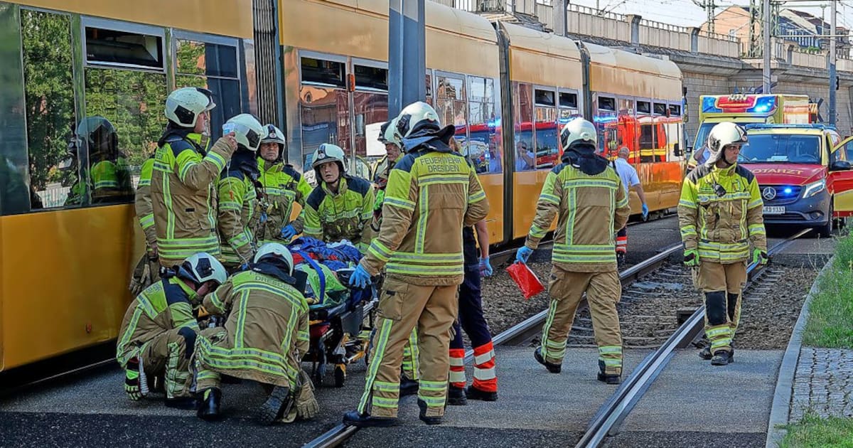 Radfahrer gerät unter Straßenbahn - schwer verletzt