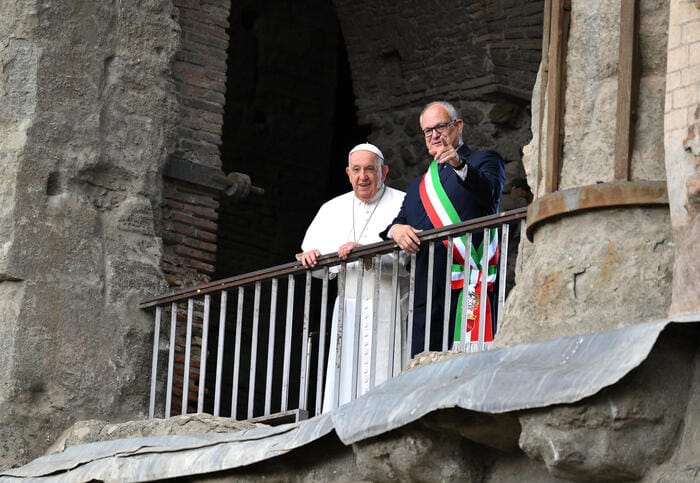 Il Papa in Campidoglio, si affaccia con Gualtieri sui Fori romani - Notizie - Ansa.it