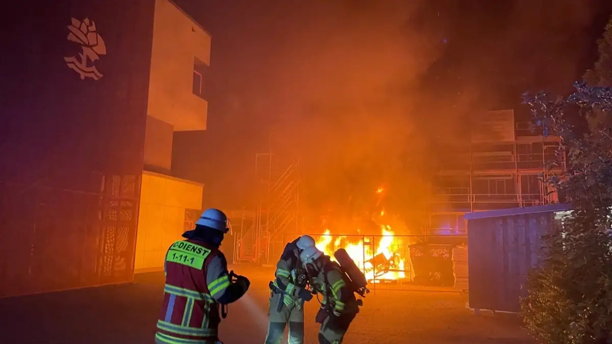 Bremerhaven: Baumateriallager auf Schulgelände gerät in Brand