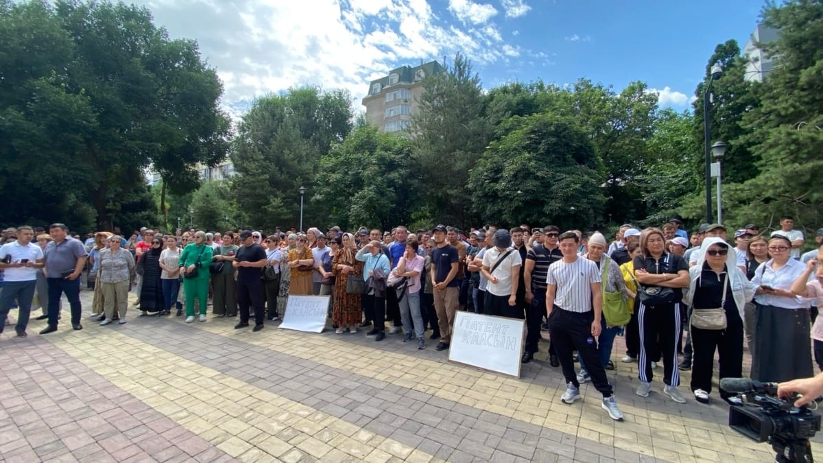 В Бишкеке торговцы рынков вышли на митинг против введения ЭТТН и ЭСФ