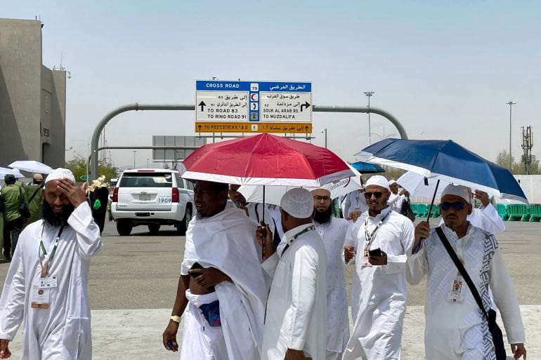 حجاج بيت الله الحرام يتوافدون على منى لقضاء يوم التروية