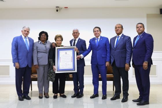 Senado reconoce trayectoria de la educadora Jacqueline Malagón