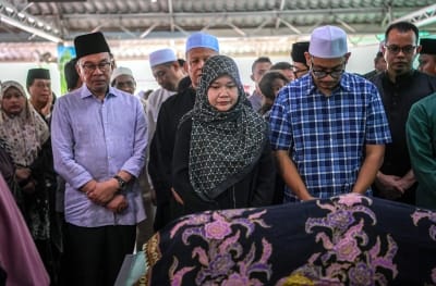 PM Anwar visits Fadhlina's family over her mother's demise